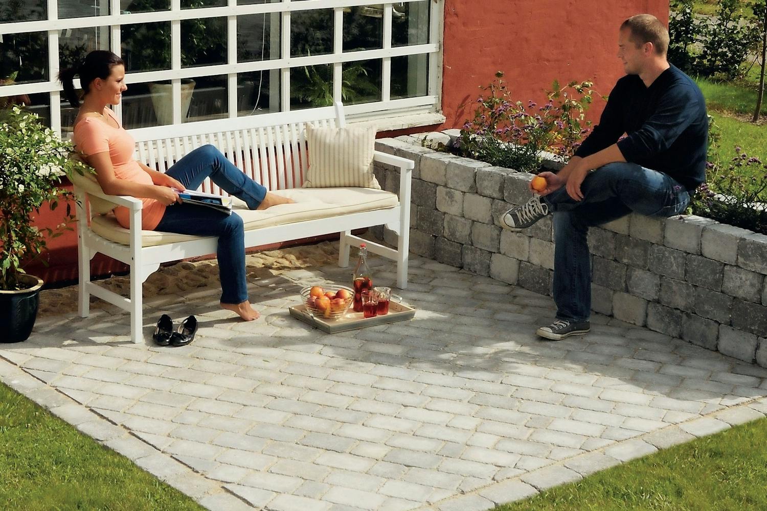 Lägg en liten solterrass med diagonala stenar